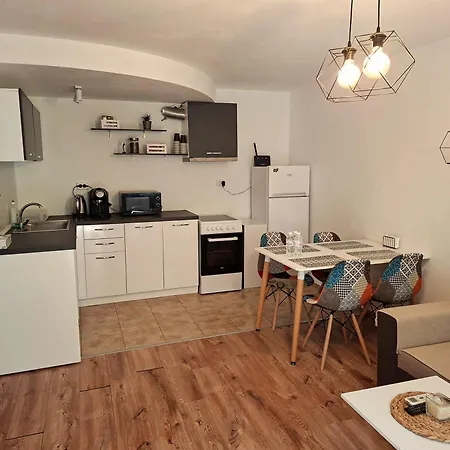 Apartment Seaside Nest For 4